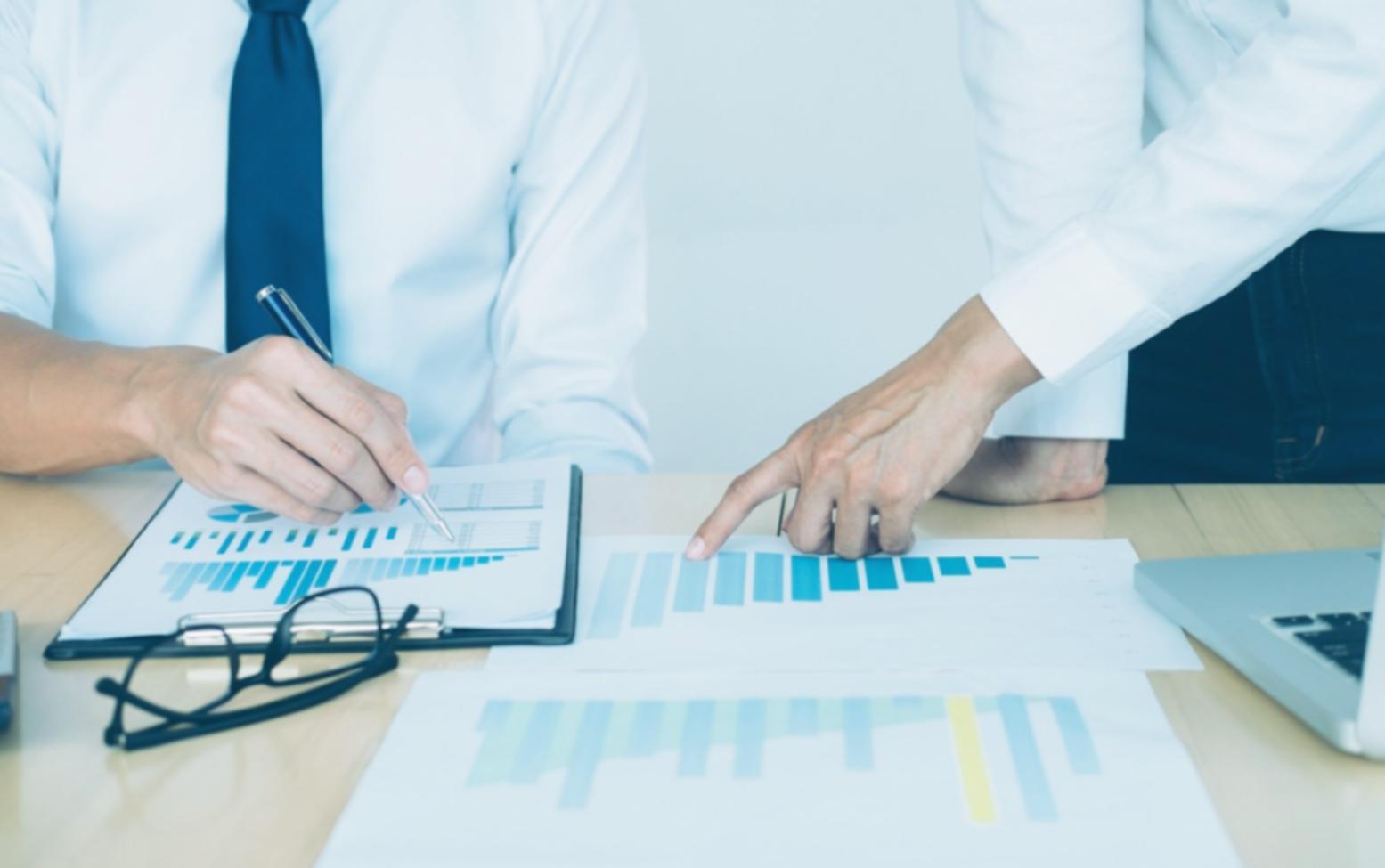 Groupe en session de travail sur une stratégie de contenu SEO