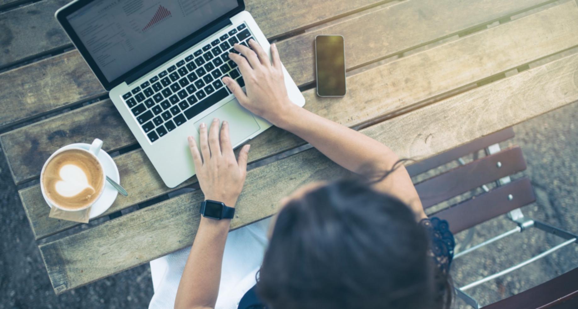 Participant travaillant sur une stratégie de contenu SEO